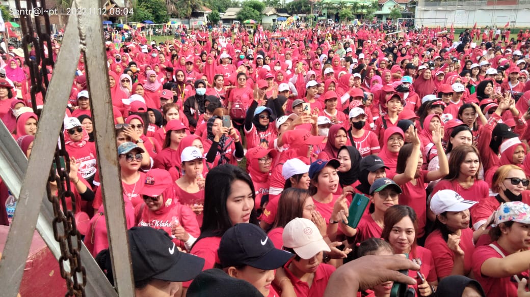 Tampak ratusan ibu-ibu mengikuti senam bersama anggota DPRD Kabupaten Pati dari fraksi PDI Perjuangan, Sabtu (12/11/2022)