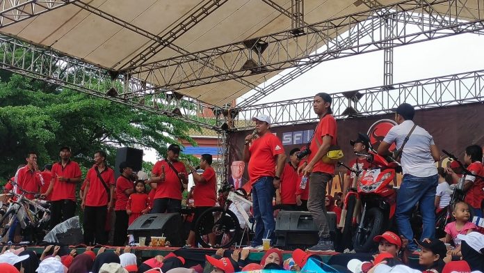 Ketua Dewan Pimpinan Cabang (DPC) Partai Demokrasi Indonesia Perjuangan (PDIP) Kabupaten Pati, Ali Badrudin (memakai topi putih saat acara senam bareng di Alun-alun Kecamatan Kayen, Minggu (13/11/2022)