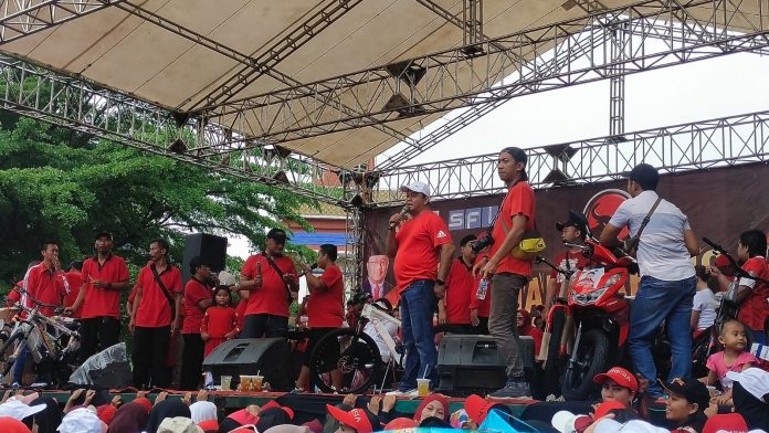 Ketua Dewan Pimpinan Cabang (DPC) Partai Demokrasi Indonesia Perjuangan (PDIP) Kabupaten Pati, Ali Badrudin (memakai topi putih saat acara senam bareng di Alun-alun Kecamatan Kayen, Minggu (13/11/2022) Ketua Dewan Pimpinan Cabang (DPC) Partai Demokrasi Indonesia Perjuangan (PDIP) Kabupaten Pati, Ali Badrudin (memakai topi putih saat acara senam bareng di Alun-alun Kecamatan Kayen, Minggu (13/11/2022)