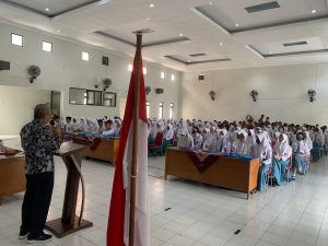 Tampak para siswa sedang mendengarkan orasi dari guru