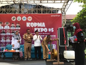 Tabuh gong yang dilakukan jajaran dinas terkait di Kopma IAIN Kudus