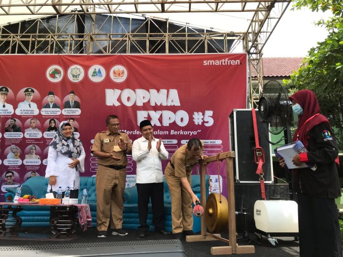 Tabuh gong yang dilakukan jajaran dinas terkait di Kopma IAIN Kudus Tabuh gong yang dilakukan jajaran dinas terkait di Kopma IAIN Kudus