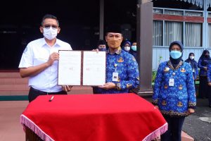 Bupati Kudus Hartopo bersama Kepala BPJS Kesehatan Kudus Agustian Fardianto melakukan MoU