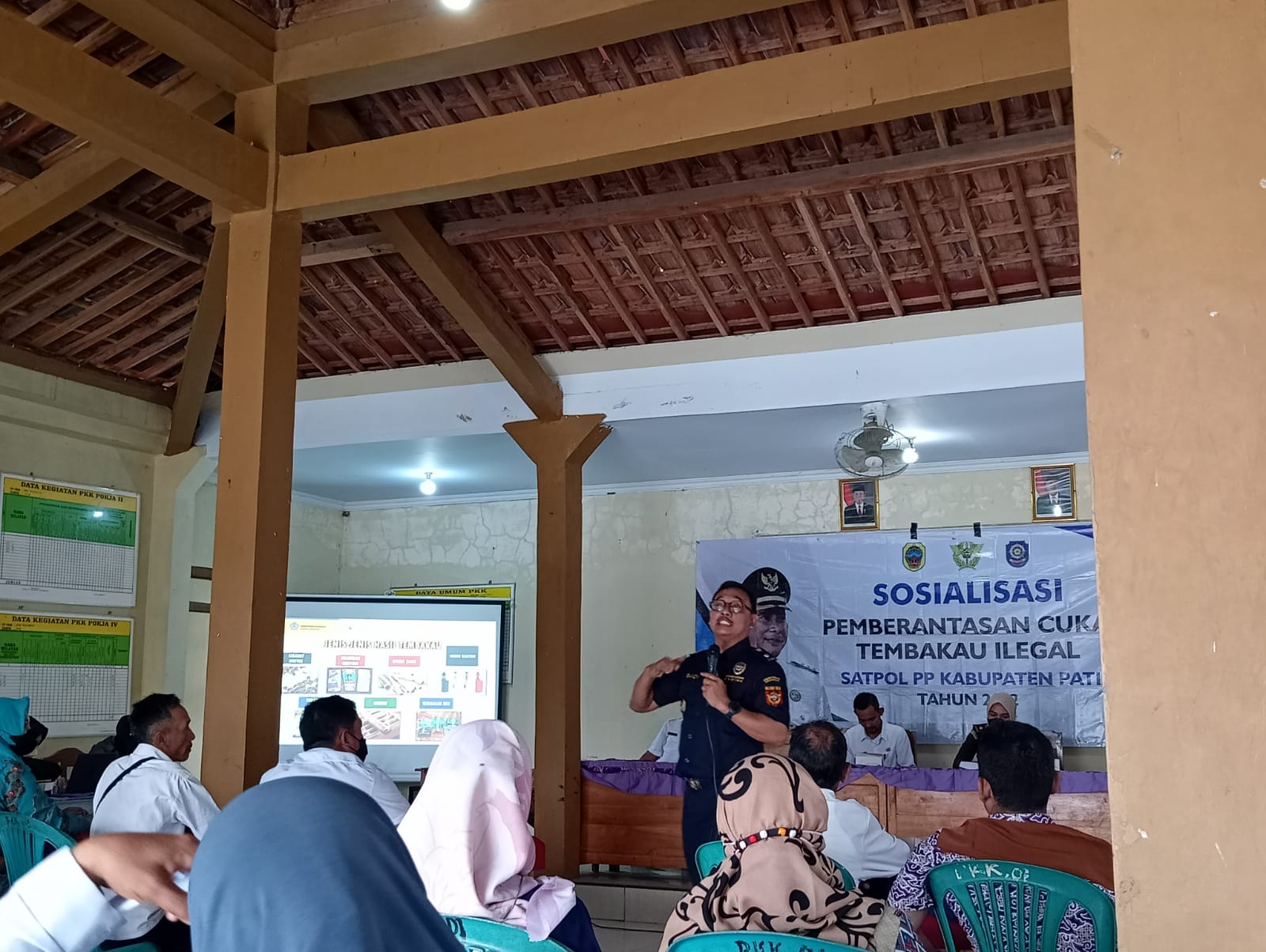 Sandy, pegawai Bea Cukai Kudus saat kegiatan sosialisasi di Desa Mojoagung, Kecamatan Pucakwangi, Pati, Rabu (16/11/2022)