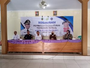 Kabid PPHD Satpol PP Pati, Endang Sulistiyani saat memberikan materi