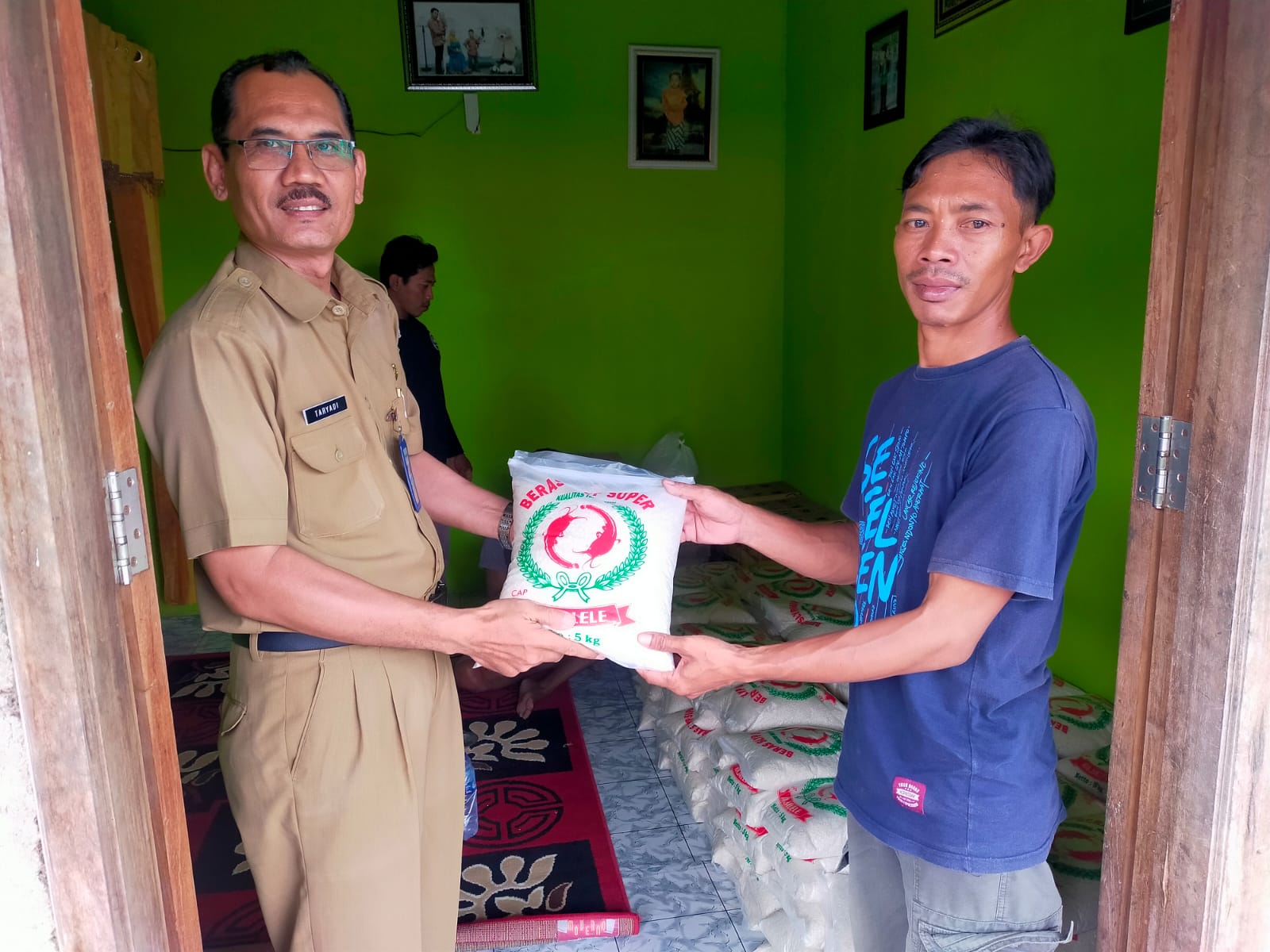 Jabatan Fungsional Pengelola Produksi Perikanan Tangkap pada DKP Pati, Taryadi (kiri) saat memberikan bantuan paket sembako di Desa Keboromo Tayu