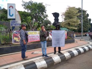 Tampak Koordinator Lapangan LSM Hijau Soleh Isman bersama dengan peserta lainnya.