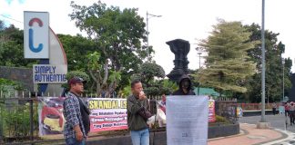 Tampak Koordinator Lapangan LSM Hijau Soleh Isman bersama dengan peserta lainnya.