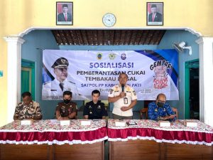 Kasatpol PP Pati, Sugiyono (berdiri) memberikan materi saat sosialisasi pemberantasan cukai tembakau ilegal di desa karang Kecamatan Juwana