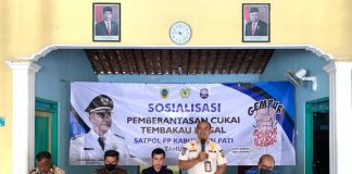 Kasatpol PP Pati, Sugiyono (berdiri) memberikan materi saat sosialisasi pemberantasan cukai tembakau ilegal di desa karang Kecamatan Juwana