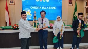 Salah satu peserta Mathlicious menerima piala