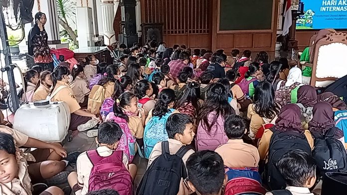 Ratusan pelajar mulai tingkat PAUD hingga SD meriahkan acara Hari Aksara Internasional (HAI) yang digelar di Pendopo Kabupaten Pati