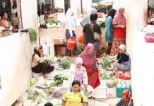 Foto Ilustrasi: Tampak Ibu Ibu Pedagang Pasar menjajakan lapaknya di jalan tangga