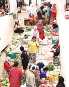 Foto Ilustrasi: Tampak Ibu Ibu Pedagang Pasar menjajakan lapaknya di jalan tangga