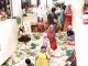 Foto Ilustrasi: Tampak Ibu Ibu Pedagang Pasar menjajakan lapaknya di jalan tangga