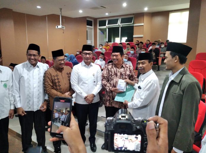 Foto: Wakil Menteri Agama Republik Indonesia Zainut Tauhid Sa’adi (kiri) saat bersalaman dengan jajaran Pengurus Rumah Mualaf MUI Kabupaten Kudus