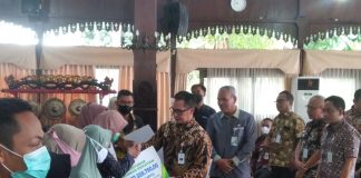 Penyerahan simbolik santunan BPJS Ketenagakerjaan di Pendopo Kabupaten Kudus