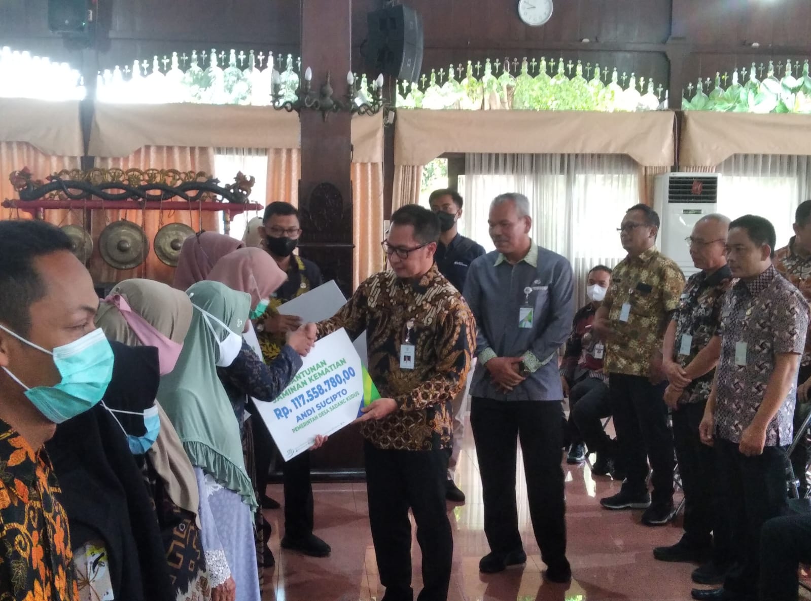 Penyerahan simbolik santunan BPJS Ketenagakerjaan di Pendopo Kabupaten Kudus