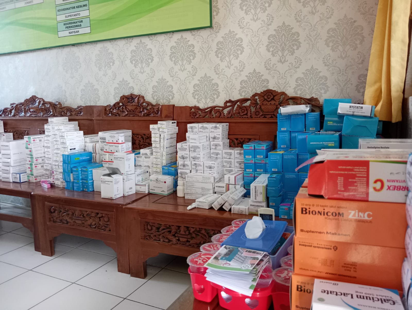 Obat-obatan milik Puskesmas 2 Puskesmas Winong 2 dipindahkan ke tempat aman, karena atap gedung penyimpanan barang ambrol