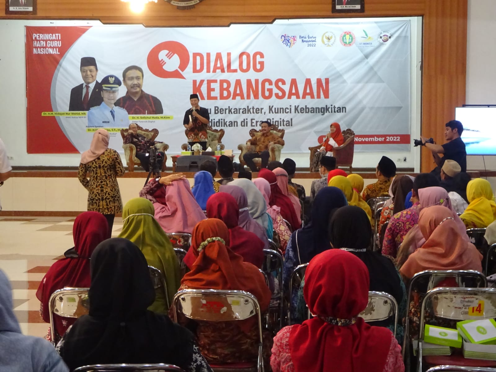 Wakil Ketua MPR RI saat mengisi pemaparan pada Dialog Kebangsaan yang digelar di Aula DPRD Kabupaten Kudus