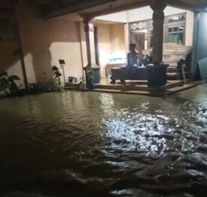 Penampakan banjir di salah satu sudut rumah warga