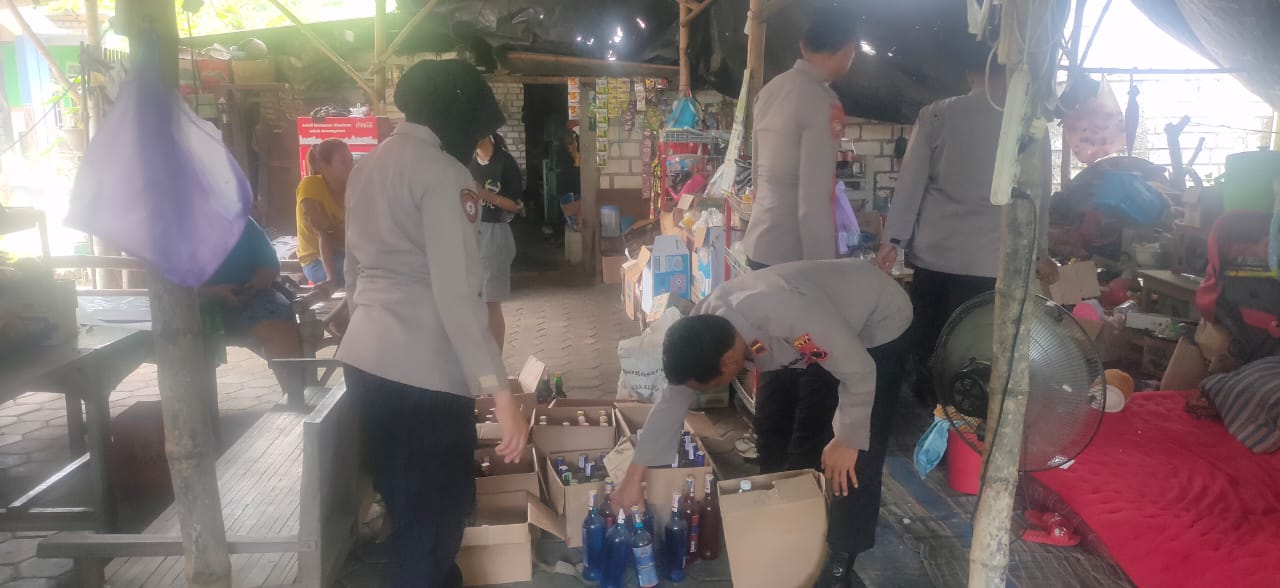 Jajaran Polsek Wedarijaksa saat operasi dan menyita ratusan botol Miras dari berbagai merk