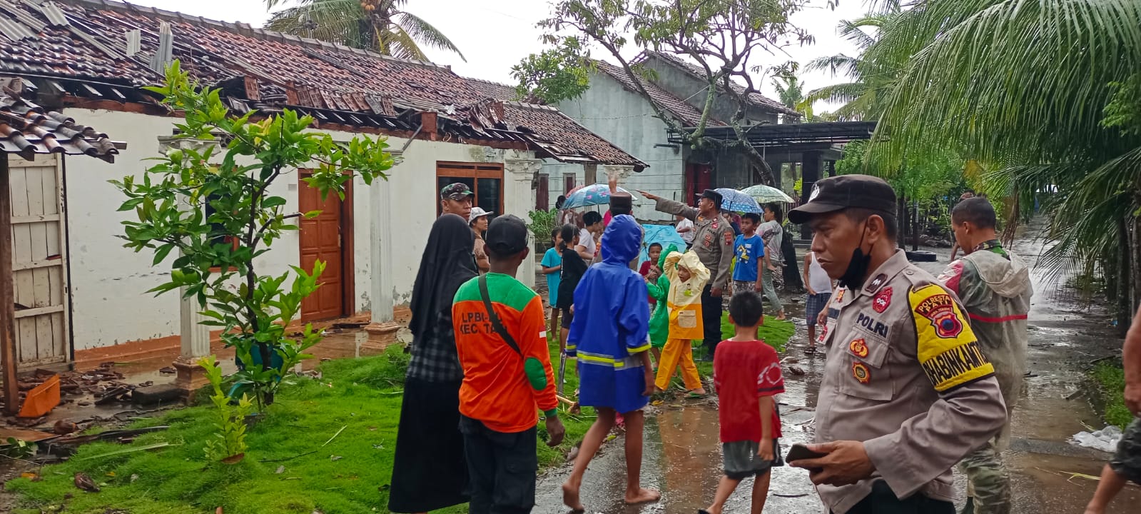 Bersama aparat TNI-Polri beserta warga membersihkan puing-puing atap rumah lantaran dihantam angin puting beliung