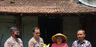 Kartini warga Desa Jojo Kecamatan Mejobo menerima bantuan dari Polsek Mejobo Kudus