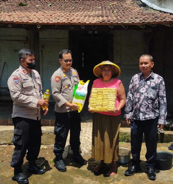 Kartini warga Desa Jojo Kecamatan Mejobo menerima bantuan dari Polsek Mejobo Kudus