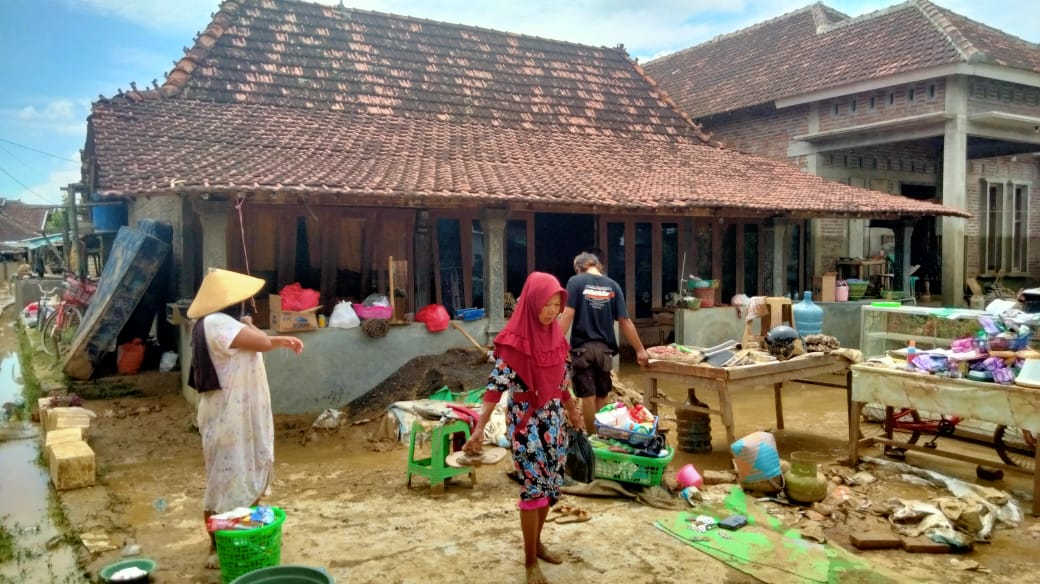 Tampak warga membersihkan sisa banjir bandang di Sinomwidodo tadi malam