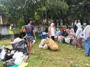Foto: Beberapa warga saat menabung sampah dan diedukasi