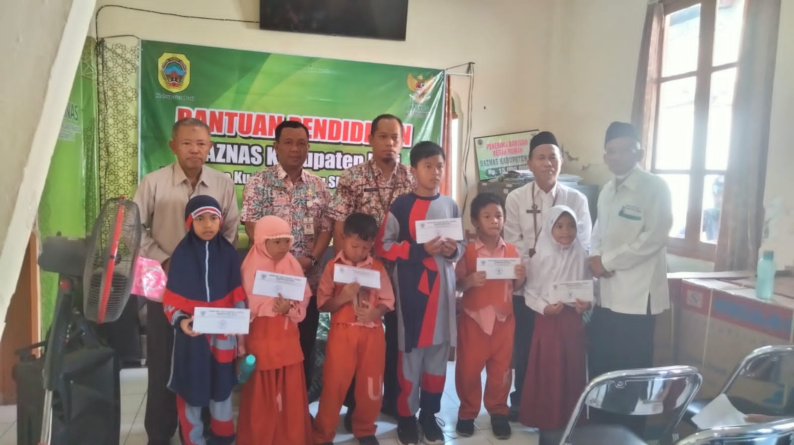 Baznas Pati menyalurkan bantuan pendidikan kepada 1.682 siswa jenjang SD, Selasa (6/12/2022)