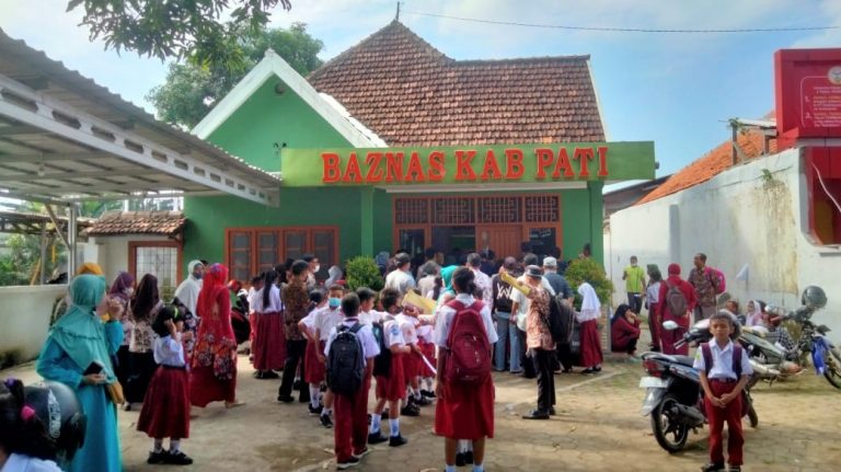 Baznas Salurkan Bantuan Pendidikan bagi 1.682 Siswa