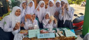 Siswa - siswi SMP Tahfidz Duta Aswaja Kudus saat gelar karya bertema kewirausaha