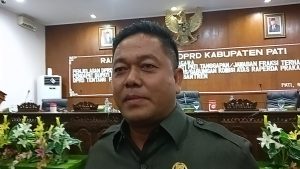 Ketua DPRD Kabupaten Pati, Ali Badrudin menanggapi pertanyaan wartawan usai rapat paripurna belum lama ini