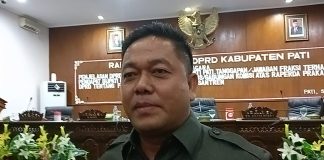 Ketua DPRD Kabupaten Pati, Ali Badrudin menanggapi pertanyaan wartawan usai rapat paripurna belum lama ini