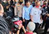 Gubernur Jawa Tengah Ganjar Pranowo menempel stiker stop gratifikasi