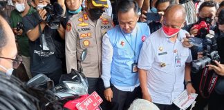Gubernur Jawa Tengah Ganjar Pranowo menempel stiker stop gratifikasi