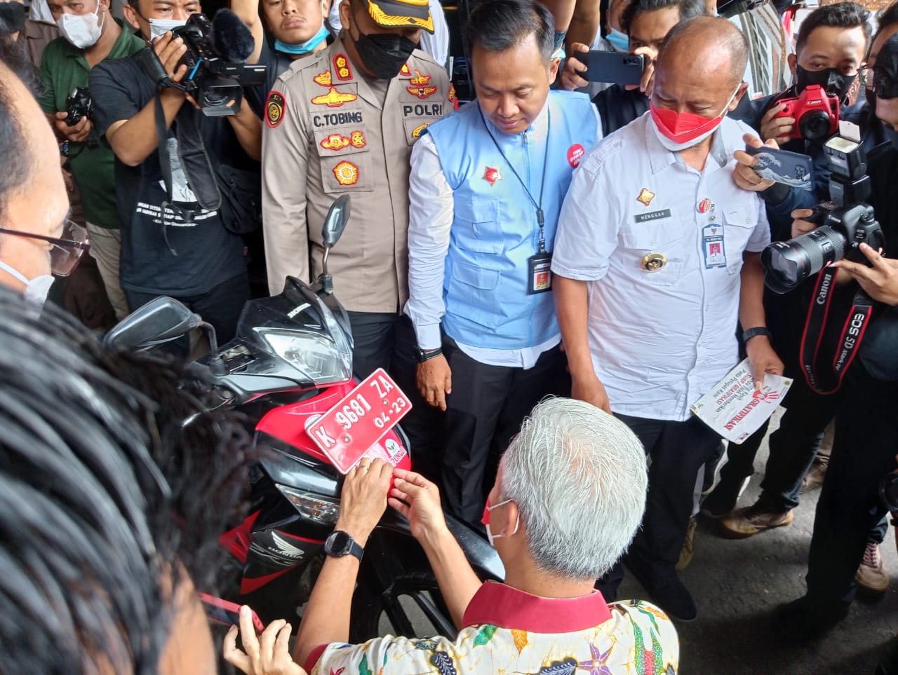 Gubernur Jawa Tengah Ganjar Pranowo menempel stiker stop gratifikasi