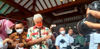 Gubernur Jawa Tengah Ganjar Pranowo saat memberi pengarahan Desa Antikorupsi di Pendopo Kabupaten Pati, Rabu (7/12/2022)