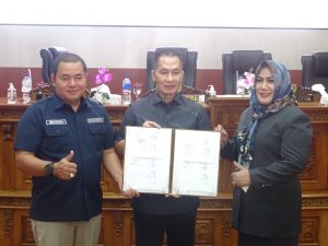 Ketua DPD Partai Golkar Kabupaten Kudus Tri Erna saat mendampingi Masan dan Hartopo di Ruang Paripurna