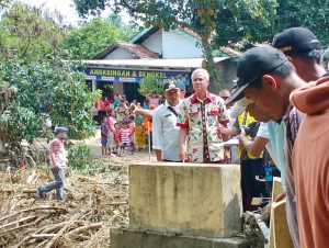 Gubernur Jawa Tengah, Ganjar Pranowo saat mengunjungi lokasi banjir di Desa Godo Kabupaten Pati, belum lama ini