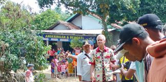 Gubernur Jawa Tengah, Ganjar Pranowo saat mengunjungi lokasi banjir di Desa Godo Kabupaten Pati, belum lama ini