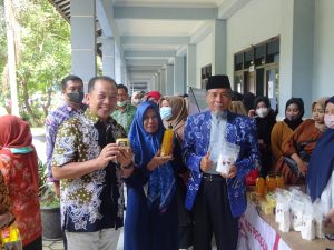 Rektor Universitas Muhammadiyah Kudus Dr Rusnoto saat memantau bazar mahasiswi KKN UMKU