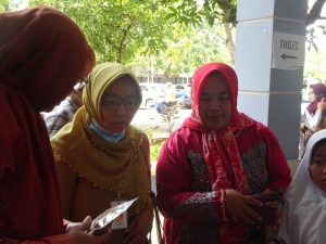 Kepala Dinas Perdagangan Kabupaten Kudus Sudiharti saat meninjau bazar mahasiswa KKN UMKU di 18 desa