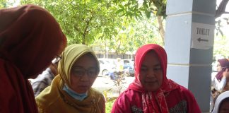 Kepala Dinas Perdagangan Kabupaten Kudus Sudiharti saat meninjau bazar mahasiswa KKN UMKU di 18 desa