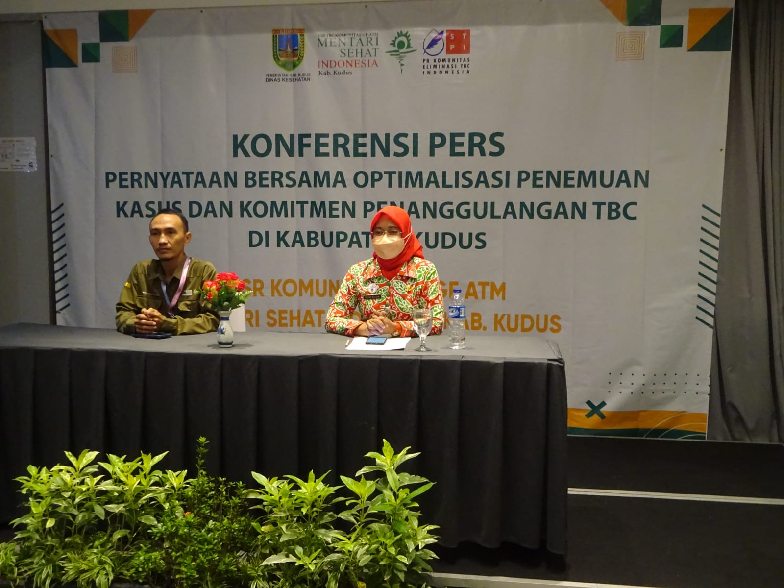 Staff Program Mentari Sehat Indonesia (MSI) Kudus (Kiri) bersama dengan Kepala Dinas Kesehatan Kabupaten Kudus Andini Aridewi melakukan komitmen bersama dalam penanggulangan kontak erat TBC