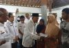 Pemkab Pati bersama Baznas salurkan bantuan uang untuk perbaikan rumah terdampak banjir di Balaidesa Sinomwidodo, Rabu (14/12/2022)