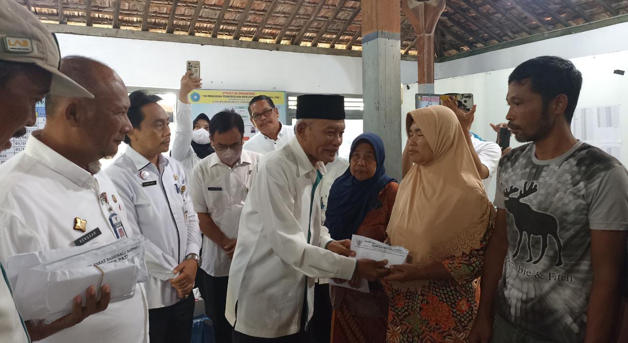 Pemkab Pati bersama Baznas salurkan bantuan uang untuk perbaikan rumah terdampak banjir di Balaidesa Sinomwidodo, Rabu (14/12/2022)