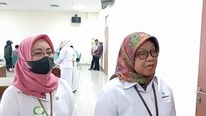 Kepala Sentra Margo Laras Pati, Jiwaningsih (kanan)